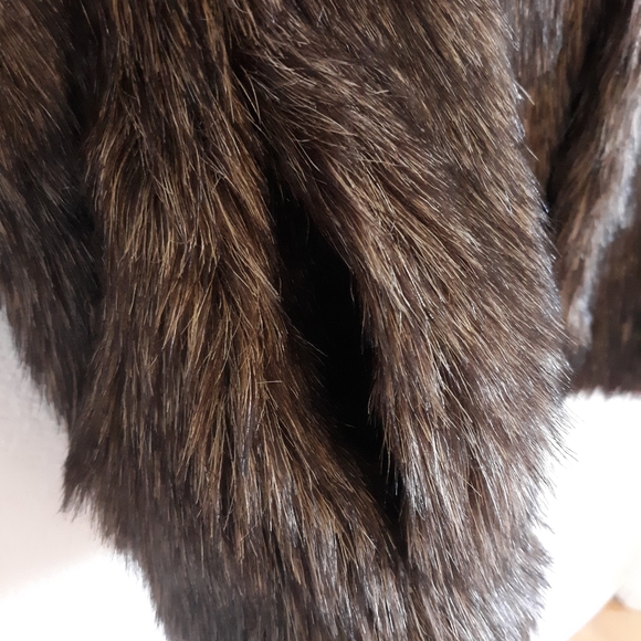 XMAS SALE🎄🥰Gorgeous Faux Fur Vest!! - Picture 5 of 15
